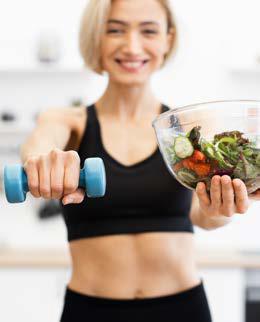 左手にダンベル、右手にサラダ
