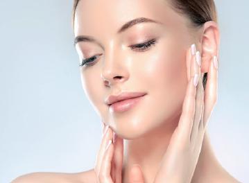 頬に手をそえる