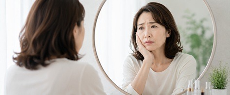 鏡を見る